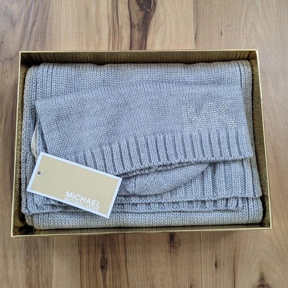 NWT Michael Kors Light Gray Knitted Hat and Scarf with MK Embellishment - Picture 1 of 7